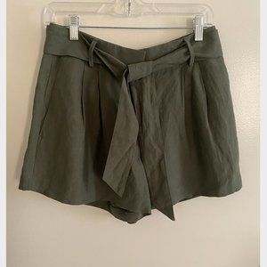Ann Taylor Linen Green Pleated Shorts Size 4
